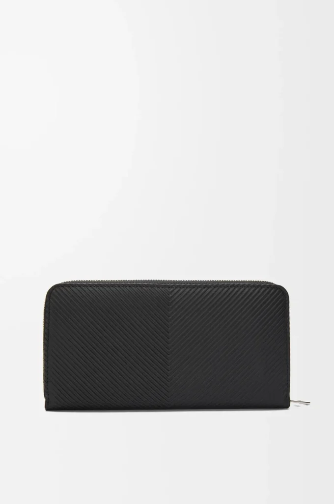Cartera con cremallera alrededor en piel de becerro clásica texturizada. Color negro.