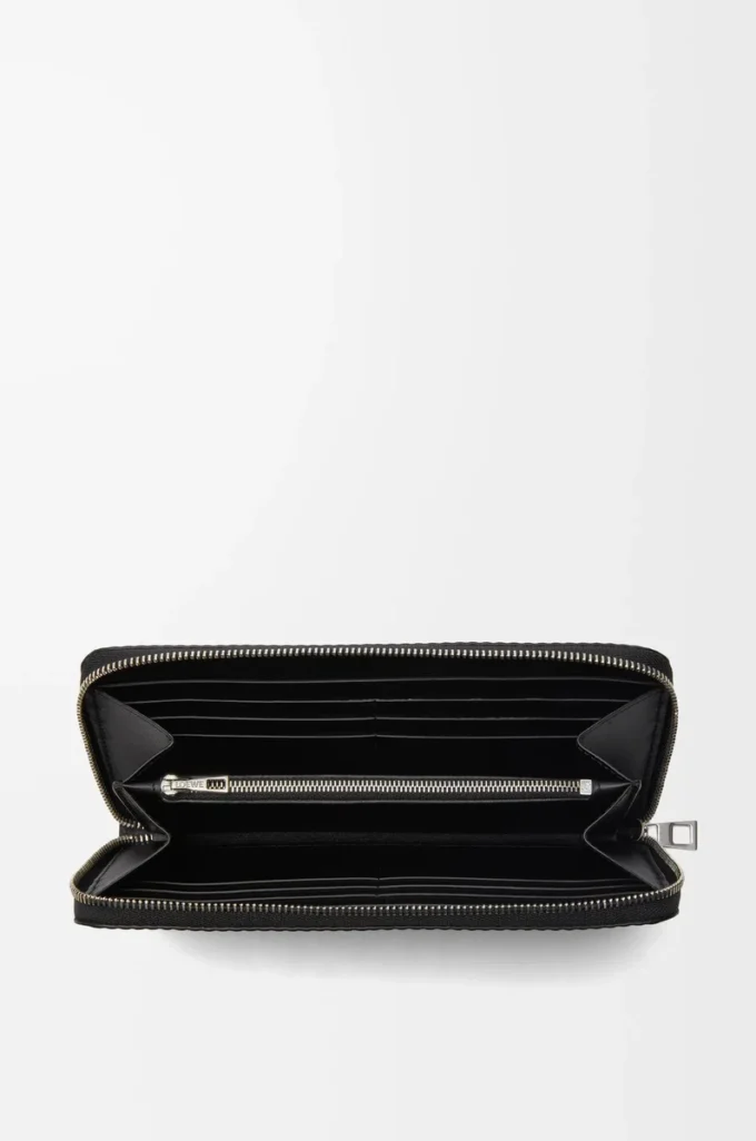 Cartera con cremallera alrededor en piel de becerro clásica texturizada. Color negro.