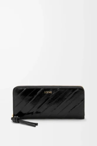 Cartera con cremallera alrededor y nudo en piel de anguila. Negro