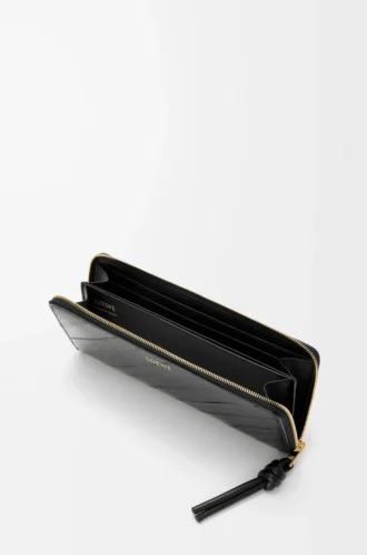 Cartera con cremallera alrededor y nudo en piel de anguila. Negro