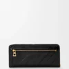 Cartera con cremallera alrededor y nudo en piel de anguila. Negro