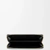 Cartera con cremallera alrededor y nudo en piel de anguila. Negro