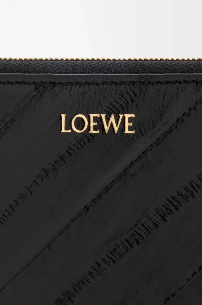 Cartera con cremallera alrededor y nudo en piel de anguila. Negro