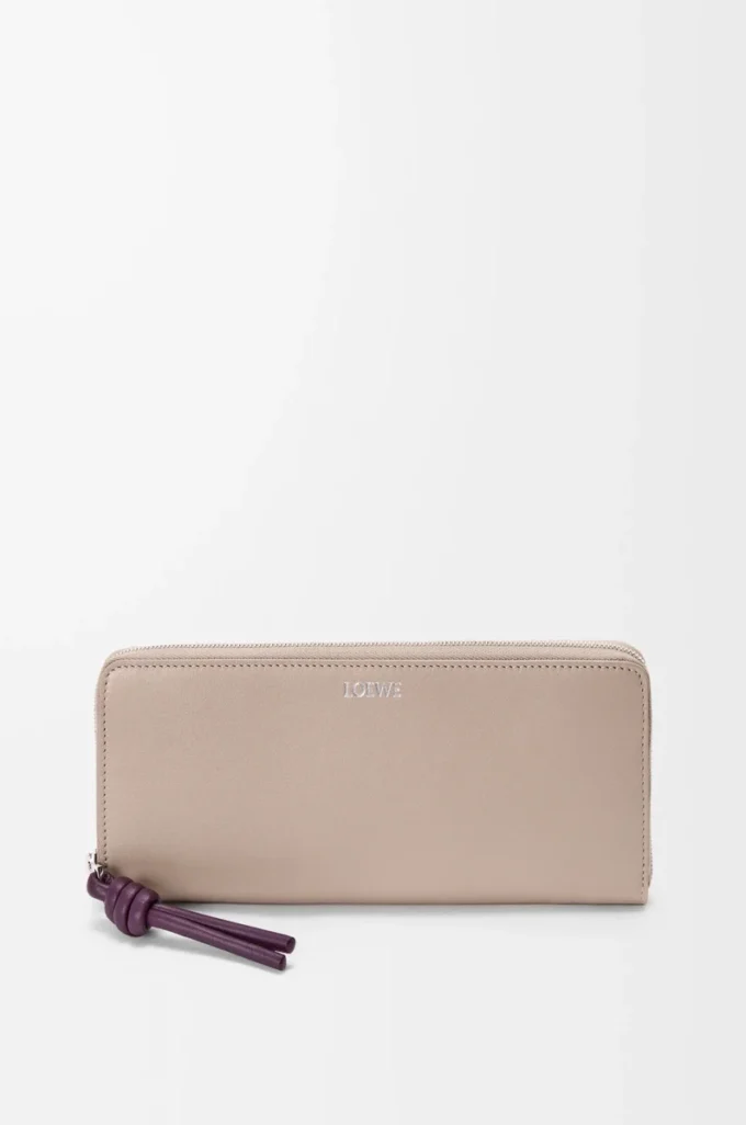 Cartera con cremallera y nudo en piel de becerro napa brillante Clay/Plum