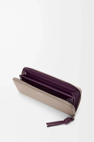 Cartera con cremallera y nudo en piel de becerro napa brillante Clay/Plum