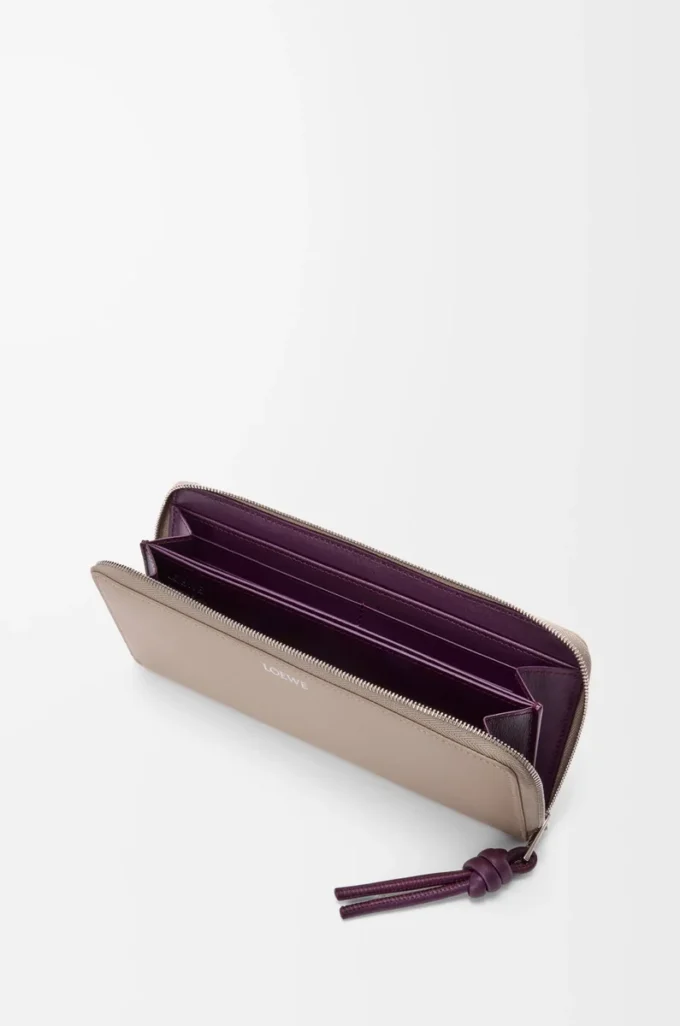 Cartera con cremallera y nudo en piel de becerro napa brillante Clay/Plum