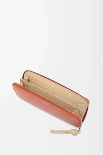 Cartera con cremallera y nudo en piel de becerro napa brillante Maple/Papercraft