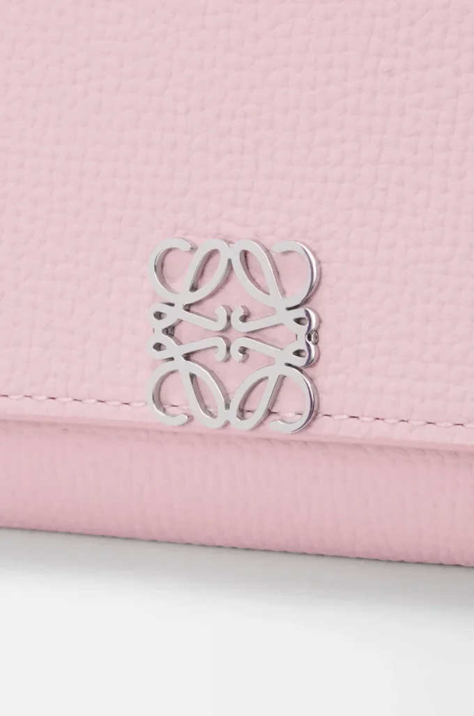 Cartera continental Anagram en piel de becerro granulada Blossom Cartera continental Anagram en piel de becerro granulada Blossom