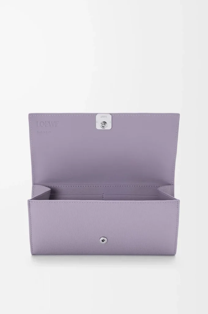 Cartera continental Anagram en piel de becerro granulada Dirty Mauve Cartera continental Anagram en piel de becerro granulada Dirty Mauve