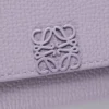 Cartera continental Anagram en piel de becerro granulada Dirty Mauve Cartera continental Anagram en piel de becerro granulada Dirty Mauve