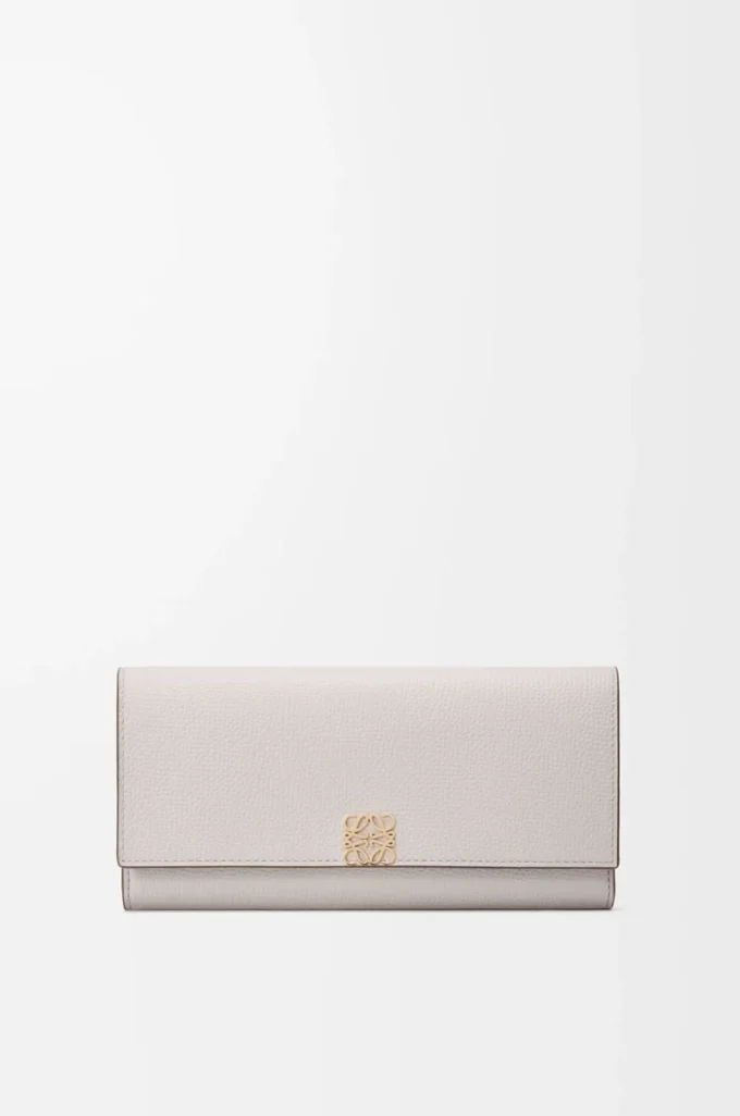 Cartera continental Anagram en piel de becerro granulada Light Ghost Grey Cartera continental Anagram en piel de becerro granulada Light Ghost Grey