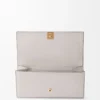 Cartera continental Anagram en piel de becerro granulada Light Ghost Grey Cartera continental Anagram en piel de becerro granulada Light Ghost Grey