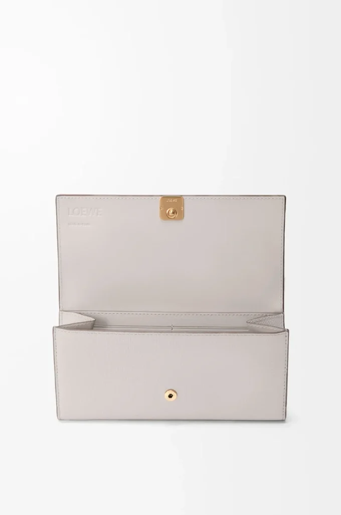 Cartera continental Anagram en piel de becerro granulada Light Ghost Grey Cartera continental Anagram en piel de becerro granulada Light Ghost Grey