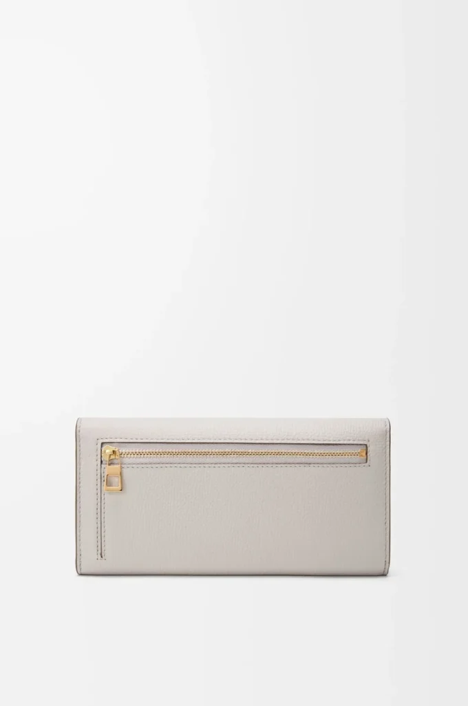 Cartera continental Anagram en piel de becerro granulada Light Ghost Grey Cartera continental Anagram en piel de becerro granulada Light Ghost Grey