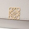Cartera continental Anagram en piel de becerro granulada Light Ghost Grey Cartera continental Anagram en piel de becerro granulada Light Ghost Grey
