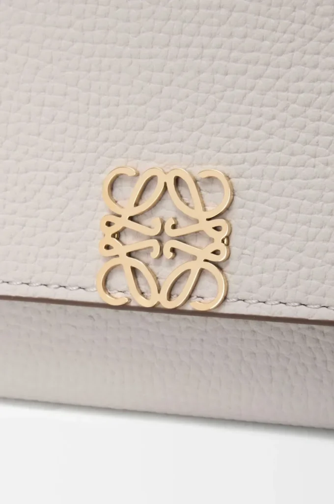 Cartera continental Anagram en piel de becerro granulada Light Ghost Grey Cartera continental Anagram en piel de becerro granulada Light Ghost Grey