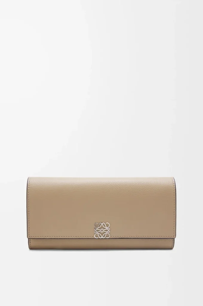 Cartera continental Anagram en piel de becerro granulada Sand Cartera continental Anagram en piel de becerro granulada Sand
