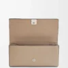 Cartera continental Anagram en piel de becerro granulada Sand Cartera continental Anagram en piel de becerro granulada Sand