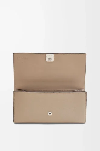 Cartera continental Anagram en piel de becerro granulada Sand