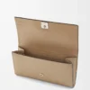Cartera continental Anagram en piel de becerro granulada Sand Cartera continental Anagram en piel de becerro granulada Sand