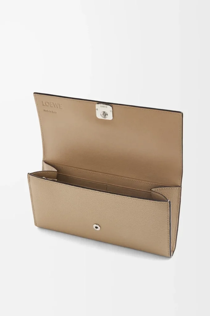Cartera continental Anagram en piel de becerro granulada Sand Cartera continental Anagram en piel de becerro granulada Sand