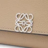 Cartera continental Anagram en piel de becerro granulada Sand Cartera continental Anagram en piel de becerro granulada Sand