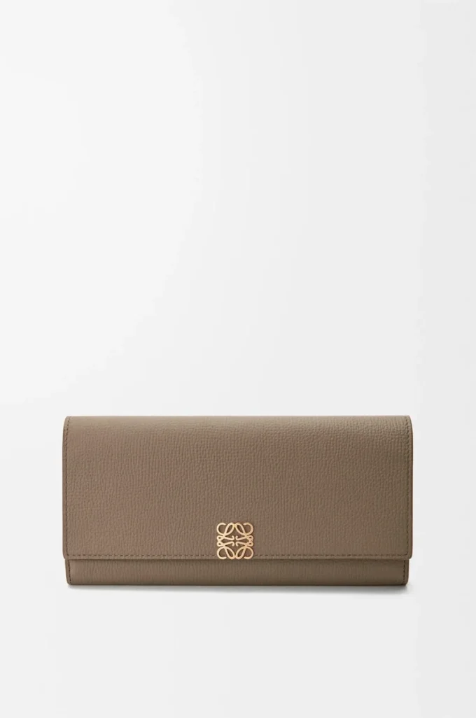 Cartera continental Anagram en piel de becerro granulada Taupe Cartera continental Anagram en piel de becerro granulada Taupe