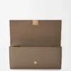Cartera continental Anagram en piel de becerro granulada Taupe Cartera continental Anagram en piel de becerro granulada Taupe