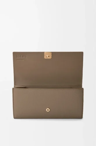 Cartera continental Anagram en piel de becerro granulada Taupe