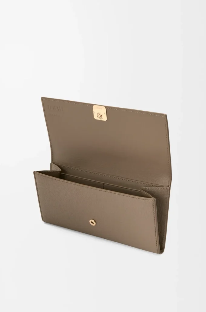Cartera continental Anagram en piel de becerro granulada Taupe Cartera continental Anagram en piel de becerro granulada Taupe