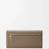 Cartera continental Anagram en piel de becerro granulada Taupe Cartera continental Anagram en piel de becerro granulada Taupe