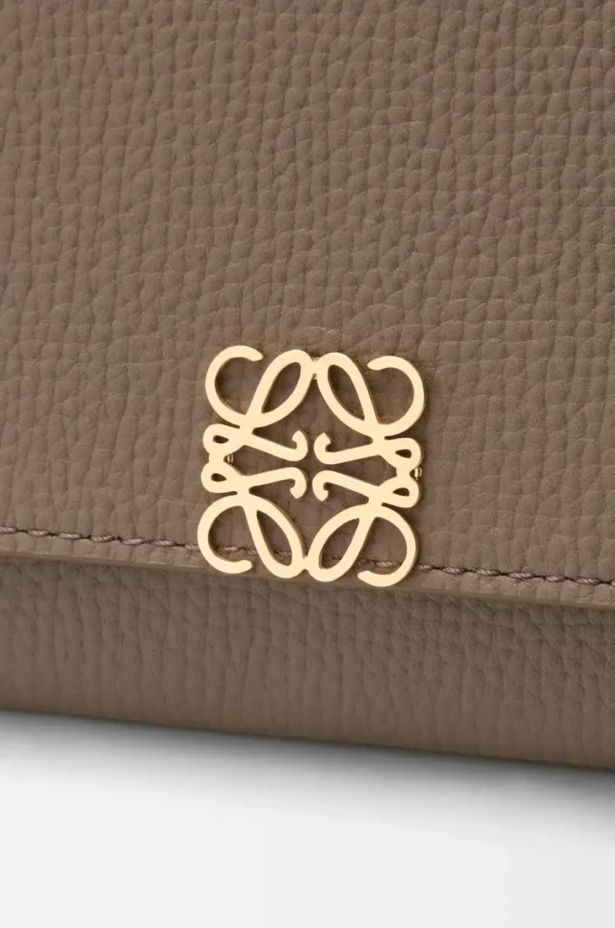 Cartera continental Anagram en piel de becerro granulada Taupe Cartera continental Anagram en piel de becerro granulada Taupe