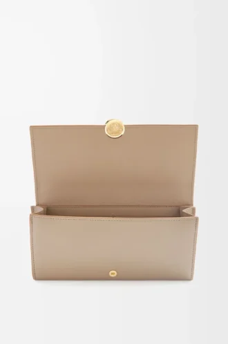 Cartera continental con granulado en piel de becerro napa brillante. Color arena.