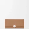 Cartera continental Pebble en piel de becerro mini granada color moca Cartera continental Pebble en piel de becerro mini granada color moca