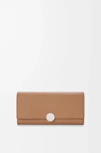 Cartera continental Pebble en piel de becerro mini granada color moca