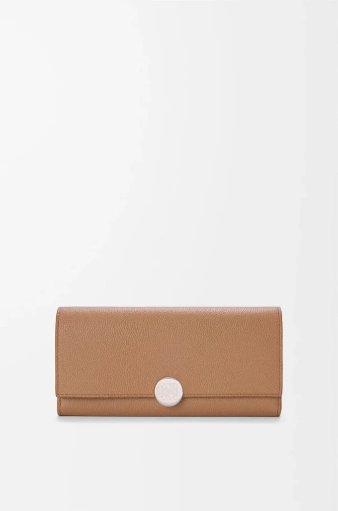 Cartera continental Pebble en piel de becerro mini granada color moca Cartera continental Pebble en piel de becerro mini granada color moca