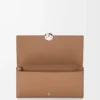 Cartera continental Pebble en piel de becerro mini granada color moca Cartera continental Pebble en piel de becerro mini granada color moca