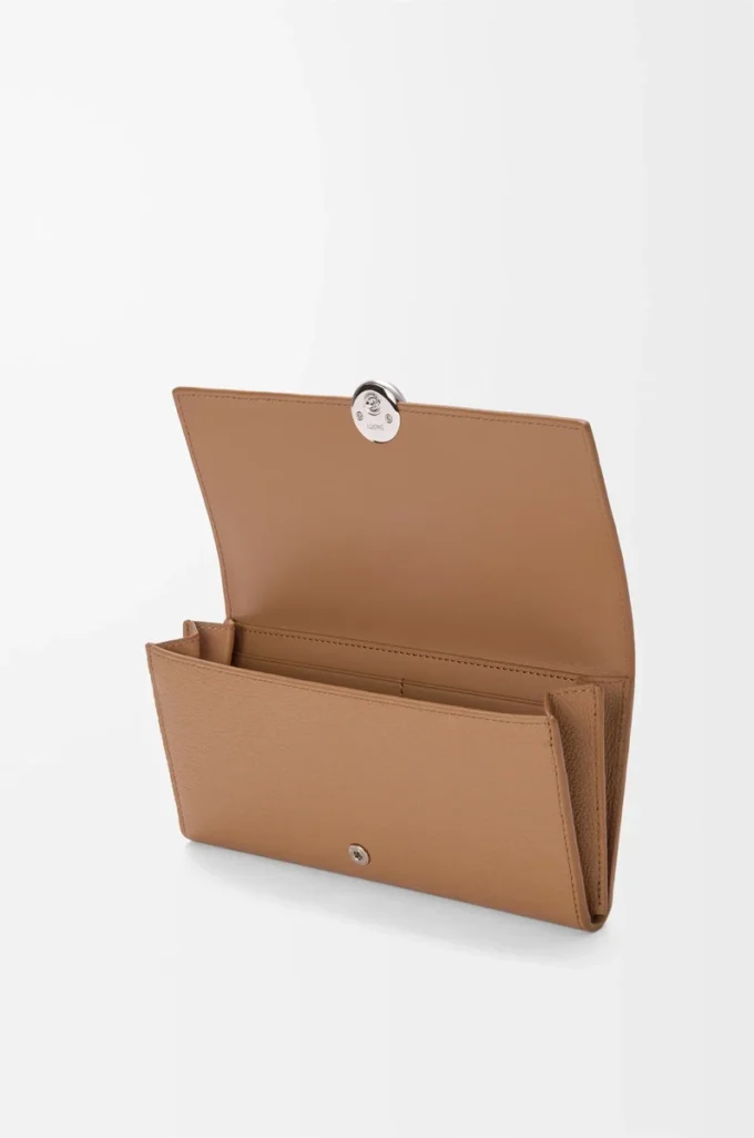 Cartera continental Pebble en piel de becerro mini granada color moca Cartera continental Pebble en piel de becerro mini granada color moca