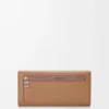 Cartera continental Pebble en piel de becerro mini granada color moca Cartera continental Pebble en piel de becerro mini granada color moca
