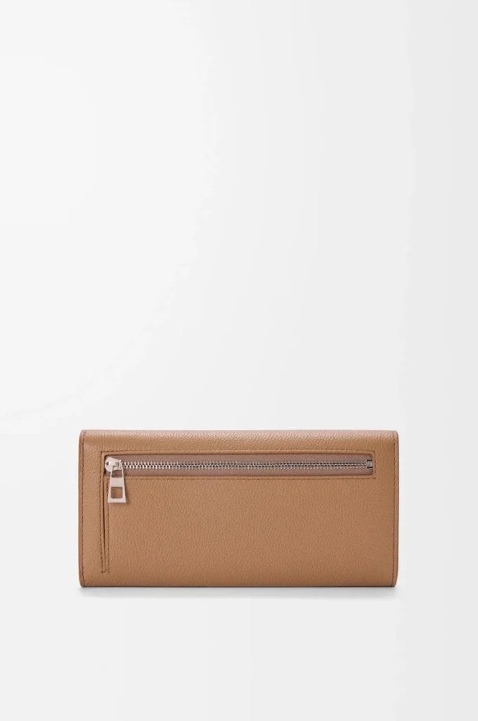 Cartera continental Pebble en piel de becerro mini granada color moca Cartera continental Pebble en piel de becerro mini granada color moca
