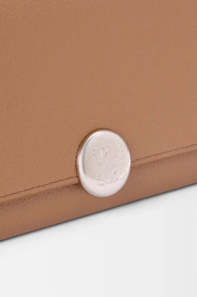 Cartera continental Pebble en piel de becerro mini granada color moca Cartera continental Pebble en piel de becerro mini granada color moca