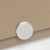 Cartera continental Pebble en piel de becerro mini grano color arcilla Cartera continental Pebble en piel de becerro mini grano color arcilla