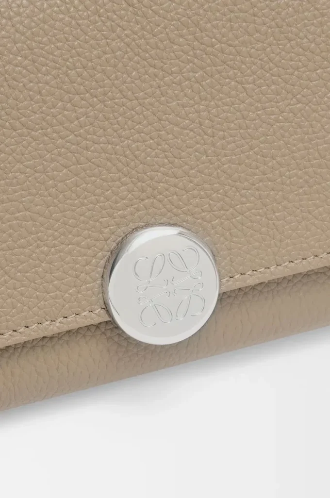 Cartera continental Pebble en piel de becerro mini grano color arcilla Cartera continental Pebble en piel de becerro mini grano color arcilla
