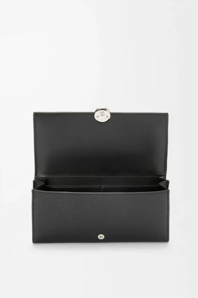Cartera continental Pebble en piel de becerro mini grano. Negro Cartera continental Pebble en piel de becerro mini grano. Negro