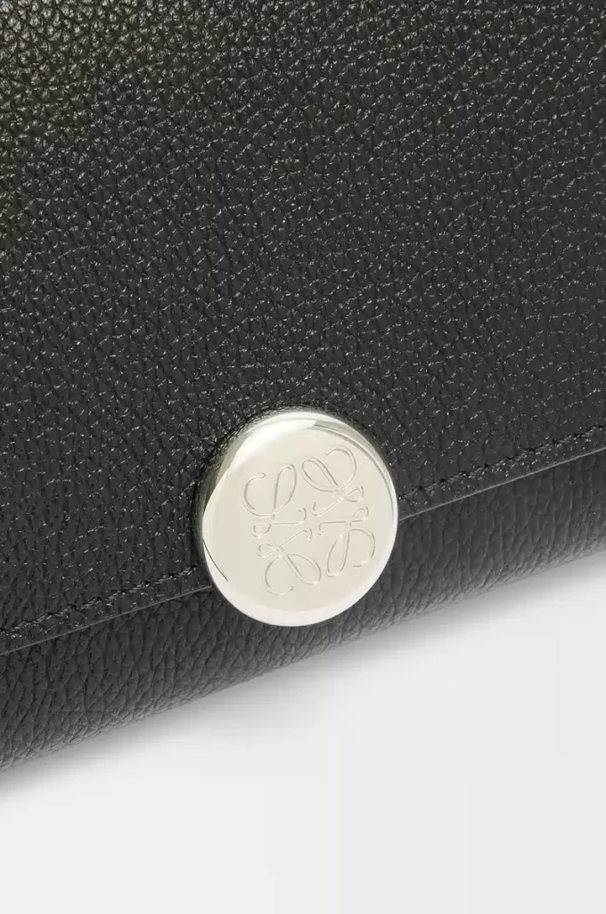 Cartera continental Pebble en piel de becerro mini grano. Negro Cartera continental Pebble en piel de becerro mini grano. Negro