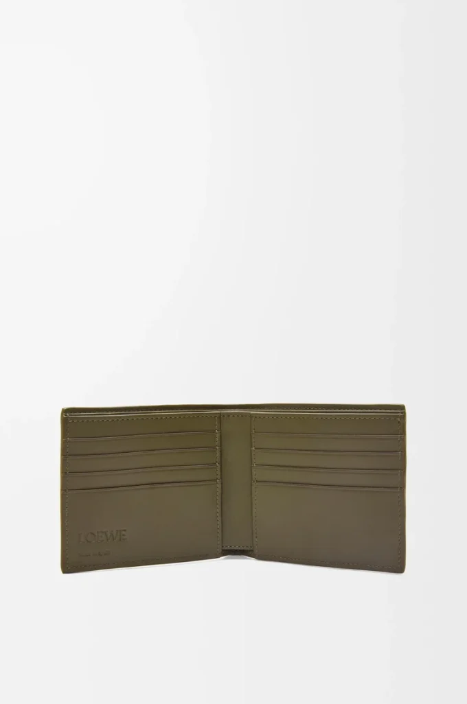 Cartera doble en piel de becerro clásica texturizada Dark Khaki Cartera doble en piel de becerro clásica texturizada Dark Khaki