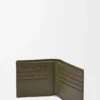 Cartera doble en piel de becerro clásica texturizada Dark Khaki Cartera doble en piel de becerro clásica texturizada Dark Khaki