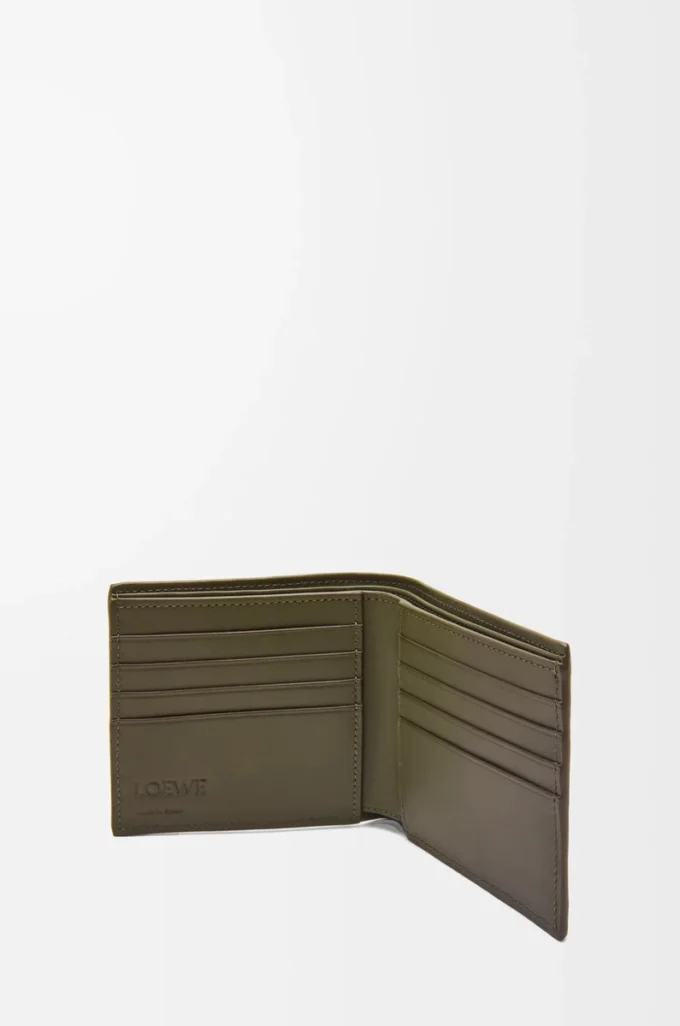 Cartera doble en piel de becerro clásica texturizada Dark Khaki Cartera doble en piel de becerro clásica texturizada Dark Khaki