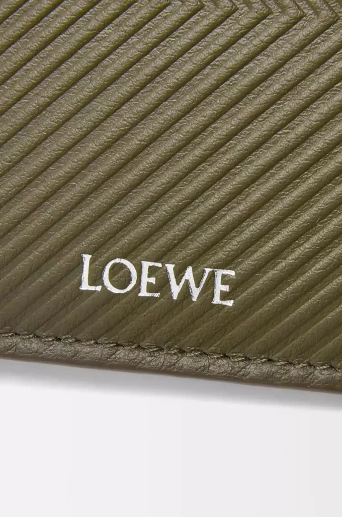 Cartera doble en piel de becerro clásica texturizada Dark Khaki Cartera doble en piel de becerro clásica texturizada Dark Khaki