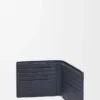 Cartera doble en piel de becerro clásica texturizada Deep Navy Cartera doble en piel de becerro clásica texturizada Deep Navy
